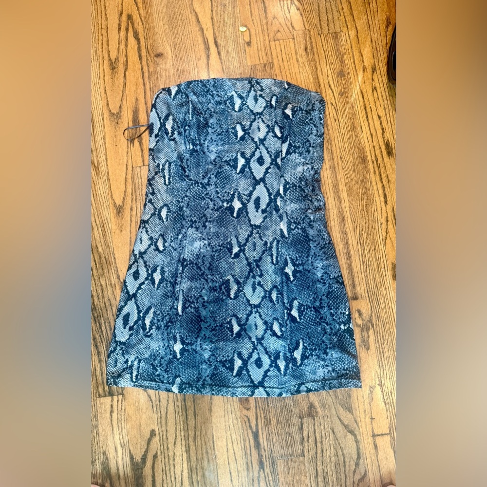Fashion Nova Gray and Black Snake Print Skirt